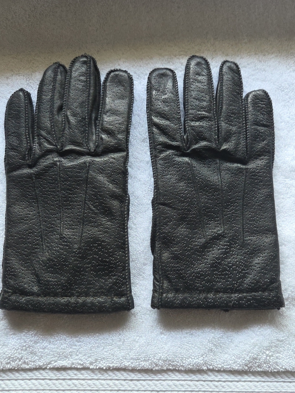 isotoner ...women or  Mens  Black Leather Gloves...unworn ..no Tags.